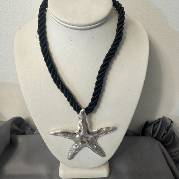 PUNJAB MINIMAL STATMENT NECKLACE - Picture 3 of 3